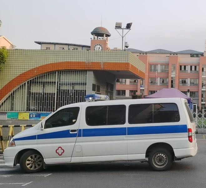 广东救护车出租护送骨折病人一公里多少钱